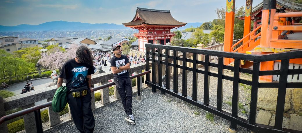 Test visitando um templo em sua primeira turnê no Japão, em 2025. Foto por Rafael Yekashi.