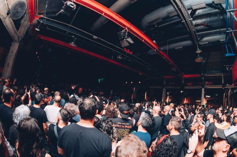 Público na comedoria do Sesc Pompéia durante a apresentação do Test e Deafkids