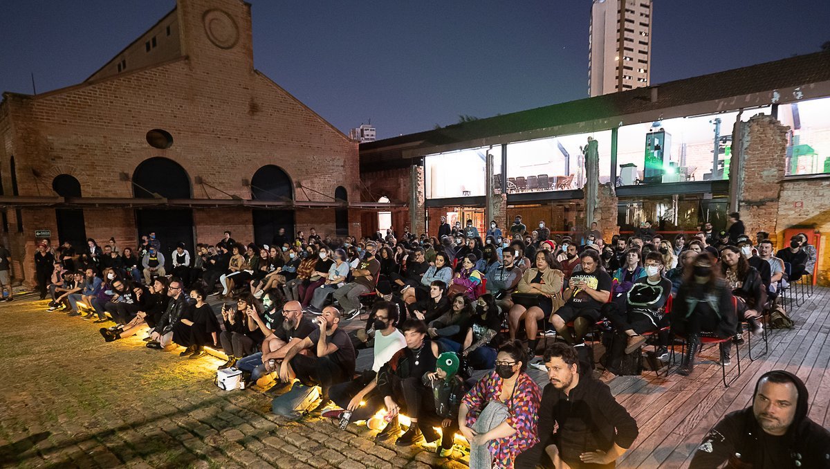 Público na sessão de lançamento de 'Um Disco Normal' na Cinemateca Brasileira